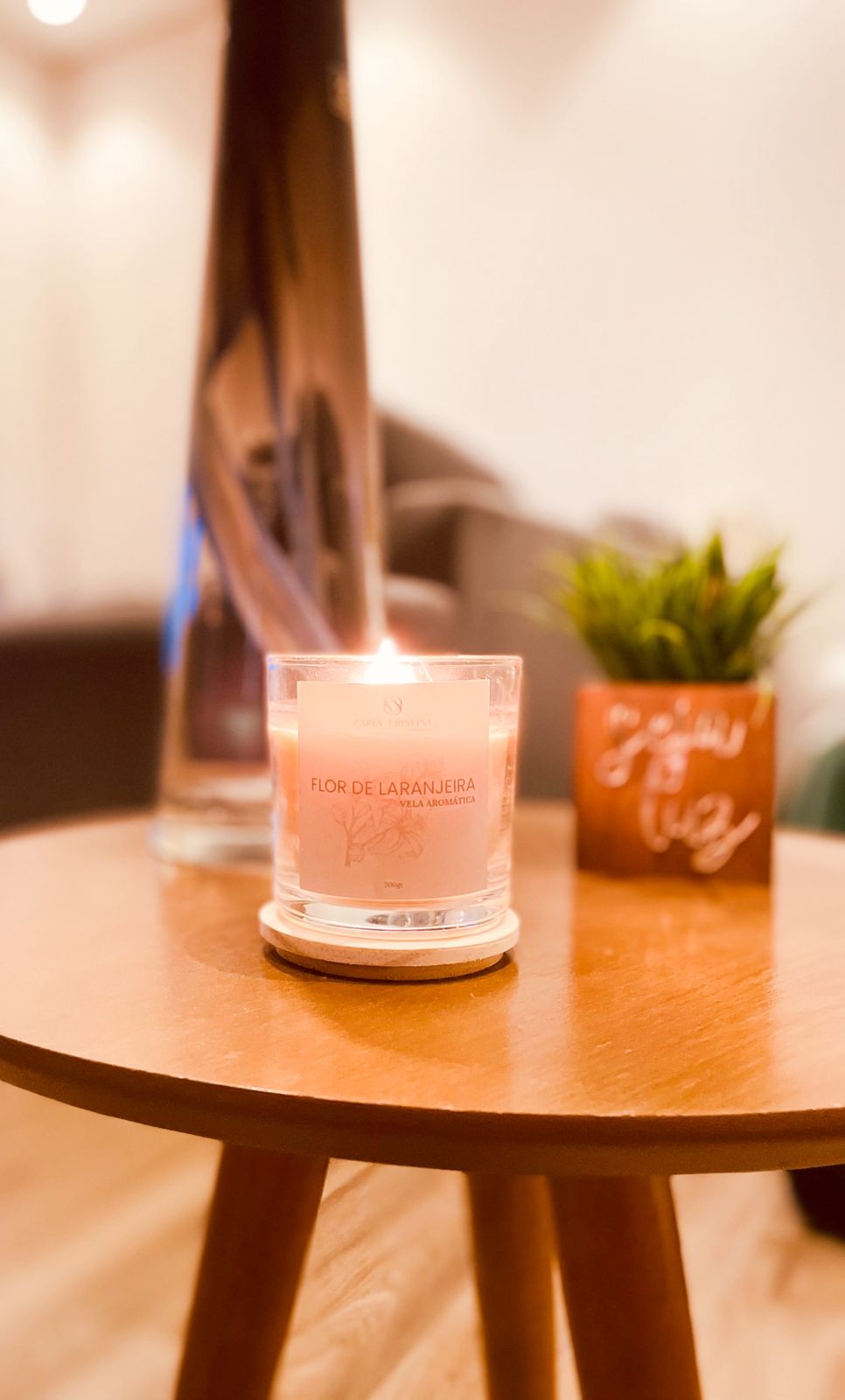 Vela aromática Flor de Laranjeira em ambiente aconchegante